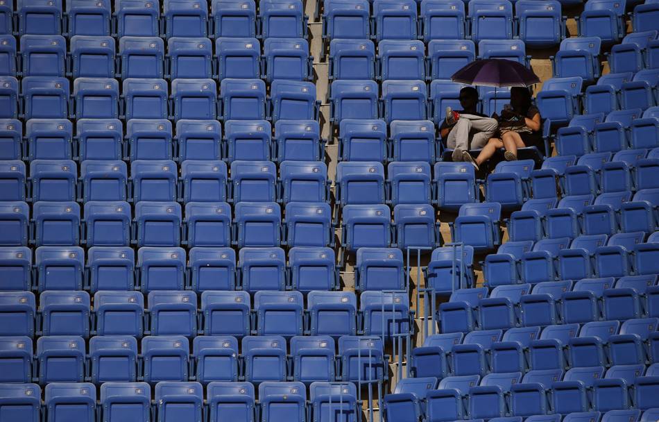 Uno stadio tutto per noi. Spettatori solitari assistono al match tra lo svizzero Stan Wawrinka e  il ceco Jiri Vesely , durante gli U.S. Open a New York. Non esattamente il match pi gettonato (AP Photo/Elise Amendola)